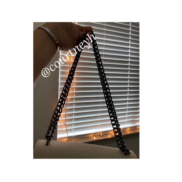 White chained purse - Picture 2 of 10